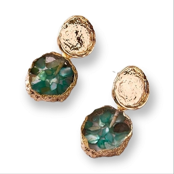 💖 2/$30 Gold Green small dainty lightweight casual statement stud earrings - Picture 1 of 8